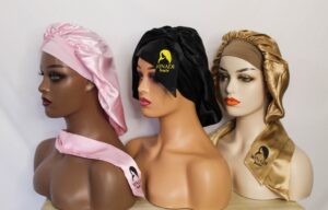 Bonnets en satin avec écharpe