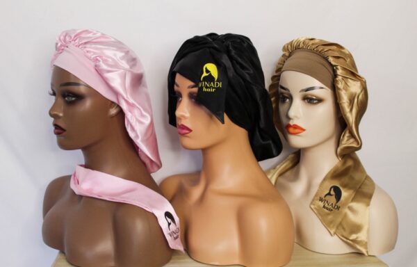 Bonnets en satin avec écharpe